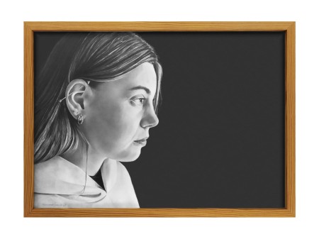 MARÍA A LOS 17 (2023). Lápiz de grafito, 50 x 35